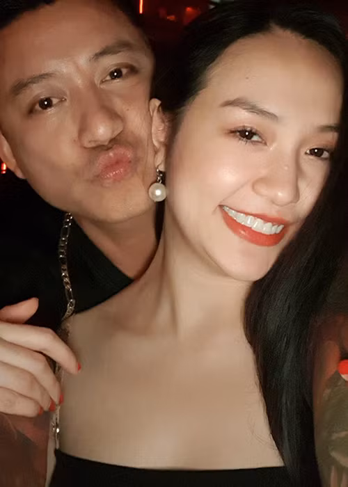 Tuấn Hưng nhắn nhủ bà xã: “Cuộc sống càng lúc càng bận rộn với đủ thứ phải lo khiến những khoảnh khắc như vậy trở nên ít dần đi rồi đấy. Không cần phải nói nhiều với những người biết điều nhé vợ yêu”.