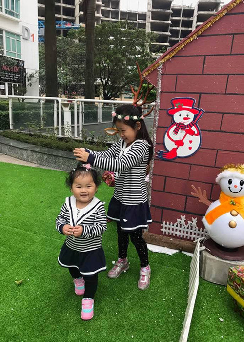 2 nhóc tì nhà Hoa hậu Hương Giang nô đùa ở sân chơi được trang trí mang đậm không khí Giáng sinh.