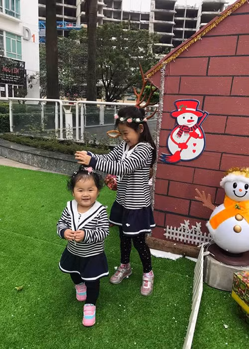 2 nhóc tì nhà Hoa hậu Hương Giang nô đùa ở sân chơi được trang trí mang đậm không khí Giáng sinh.