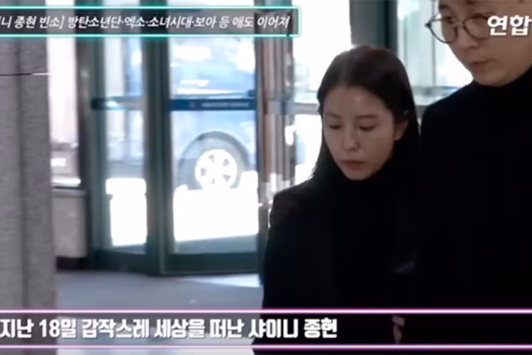 Ca sĩ BoA lộ vẻ đau buồn trong tang lễ của người đàn em cùng công ty quản lý. Ảnh: saostar