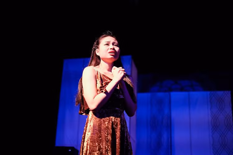 Năm 3 tuổi, Lê Lộc bắt đầu lên sàn diễn. Vai diễn đầu tiên của cô là đứa con chứng kiến cảnh ly hôn của bố mẹ do Duy Phương và Việt Hương đóng. Ảnh: FBNV