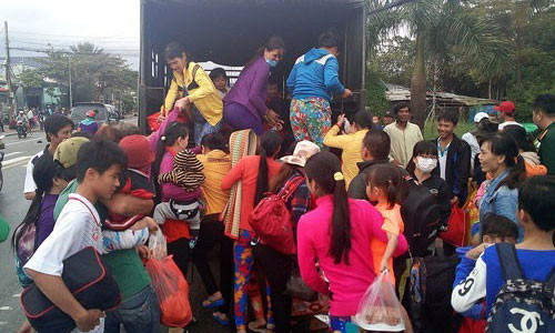 Người dân chen chúc nhau lên xe về nhà sau bão Ảnh: Công Tuấn