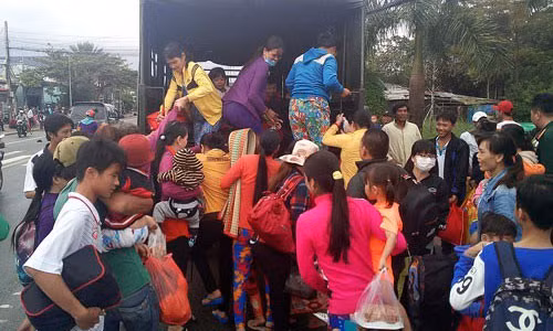 Người dân chen chúc nhau lên xe về nhà sau bão Ảnh: Công Tuấn