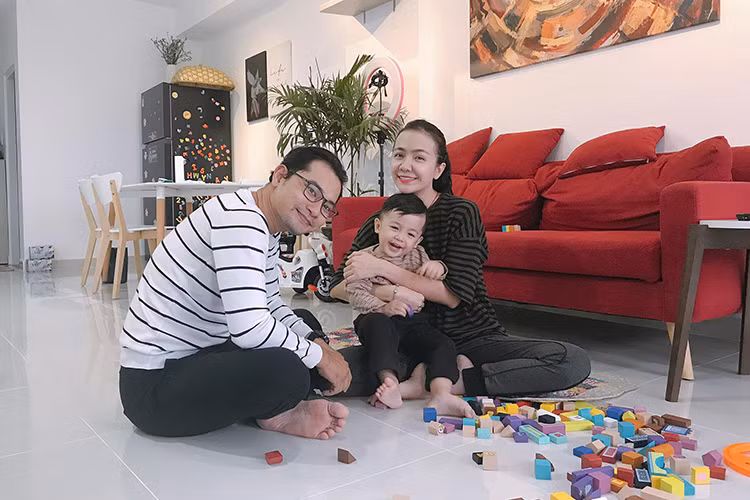 Vợ chồng sao Việt Ái Châu - Huỳnh Đông chơi cùng cậu con trai được nghỉ học để tránh bão.