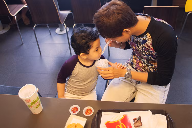 Không ỷ lại việc chăm sóc con trai cho Trương Quỳnh Anh, khi kết thúc công việc, Tim trở về nhà để chơi và chăm con cùng vợ. Ảnh: Zing