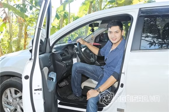 Sau mối tình đầu tan vỡ với nữ diễn viên xinh đẹp Dương Cẩm Lynh, Minh Luân đến với Ninh Dương Lan Ngọc - "Ngọc nữ" mới của màn ảnh Việt. Tuy nhiên mới đây, nam diễn viên đã rớt nước mắt chia sẻ việc bị bạn gái tháo nhẫn từ hôn. Rất nhiều khán giả ái mộ tiếc nuối cho cặp đôi và tự hỏi, Minh Luân đâu đến nổi nào - mà sao Lan Ngọc đành lòng theo người đàn ông khác.