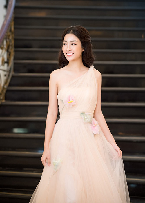 Trong cái lạnh của Hà Nội, Hoa hậu Đỗ Mỹ Linh vẫn giữ được vẻ tươi tắn khi mặc bộ đầm lệch vai tông hồng. Ảnh: Đẹp