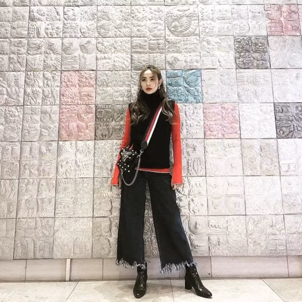 Chiếc túi trở thành món đồ khiến Minh Hằng có diện mạo chỉn chu, sang chảnh hơn