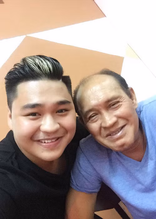 “Dù có như thế nào ba vẫn mãi mãi nằm trong trái tim con. Con thương ba nhiều lắm. Ba cho con tất cả. Con tự hào vì là con của ba”, Duy Phước bày tỏ tình cảm với bố.