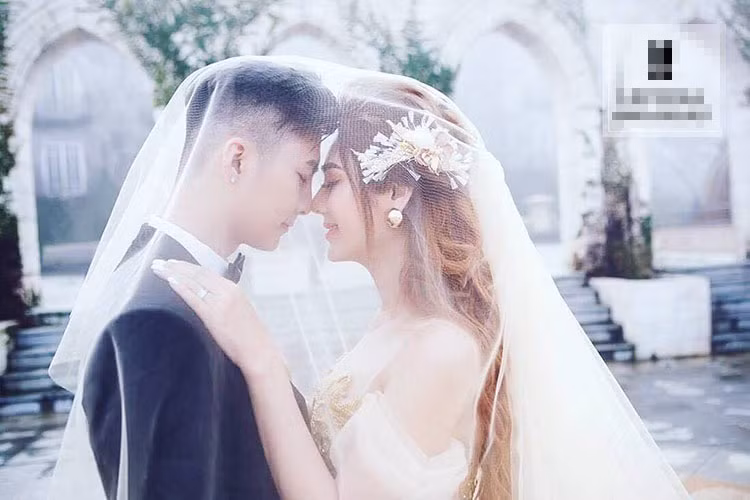 Trần Phi Hùng kém Lâm Khánh Chi 8 tuổi. Cả hai sẽ về chung một nhà vào ngày 28/12. Tiệc cưới Lâm Khánh Chi sẽ diễn ra vào ngày 11/1/2018. Ảnh: FBNV