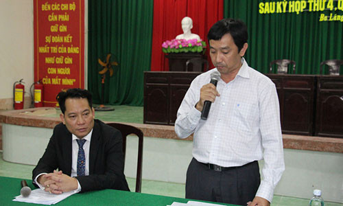 Phó Giám đốc Sở GTVT TP Cần Thơ (phải) thông báo về việc giảm giá vé qua BOT Cần Thơ - Phụng Hiệp. Ảnh: LÊ KHÁNH