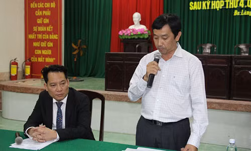 Phó Giám đốc Sở GTVT TP Cần Thơ (phải) thông báo về việc giảm giá vé qua BOT Cần Thơ - Phụng Hiệp. Ảnh: LÊ KHÁNH