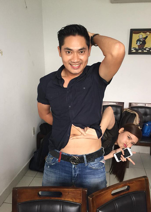 Minh Luân viết: “Hậu trường phim “Thề không gục ngã”. Đơn giản đây chỉ là những khoảnh khắc chụp lại để nhớ về những ngày vất vả làm phim. Hãy để những khoảnh khắc ấy là kỷ niệm đẹp chứ đừng hiểu lầm vấn đề mà đẩy mọi chuyện đi quá xa”. P/s: Ai cũng có một cuộc sống riêng và cần hạnh phúc”. Ảnh: FBNV