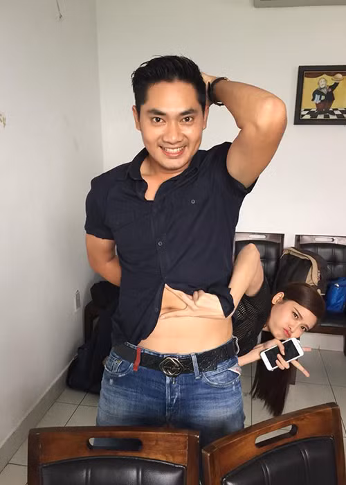 Minh Luân viết: “Hậu trường phim “Thề không gục ngã”. Đơn giản đây chỉ là những khoảnh khắc chụp lại để nhớ về những ngày vất vả làm phim. Hãy để những khoảnh khắc ấy là kỷ niệm đẹp chứ đừng hiểu lầm vấn đề mà đẩy mọi chuyện đi quá xa”. P/s: Ai cũng có một cuộc sống riêng và cần hạnh phúc”. Ảnh: FBNV