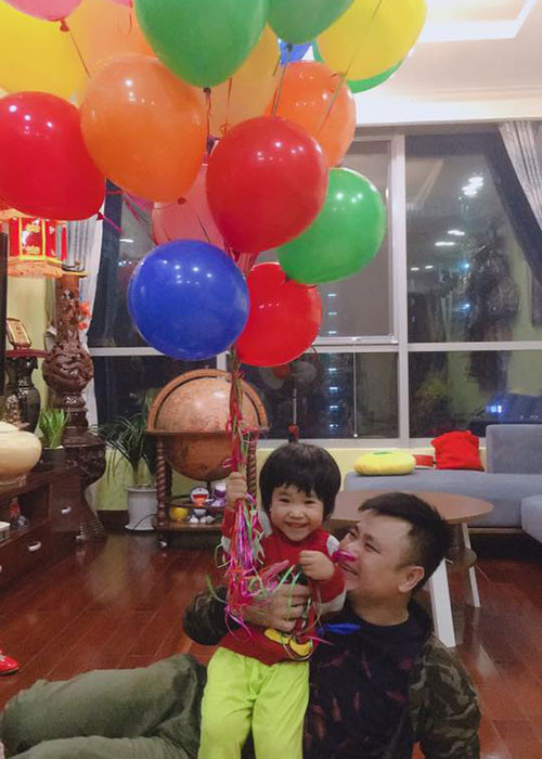 Con gái của Tự Long rất quấn bố.