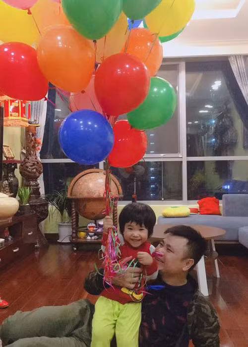 Con gái của Tự Long rất quấn bố.