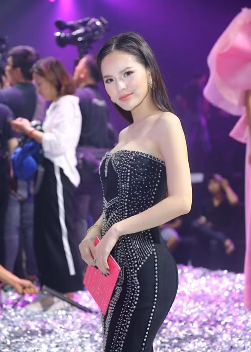 Tại các sự kiện, Phi Huyền Trang thường xuyên lựa chọn trang phục bó sát tôn vóc dáng hay những bộ đầm lộng lẫy.