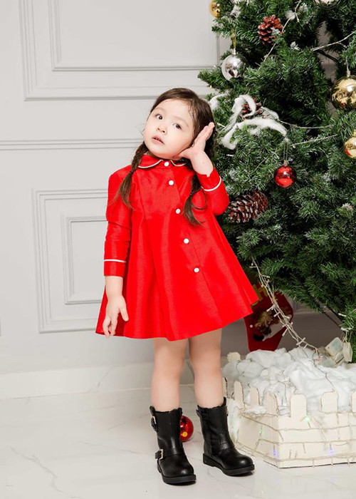 Con gái của Elly Trần tạo dáng bên cây thông Noel.