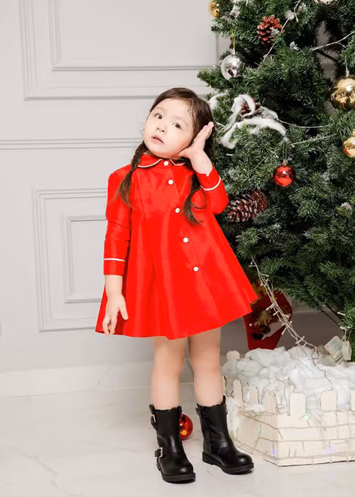 Con gái của Elly Trần tạo dáng bên cây thông Noel.