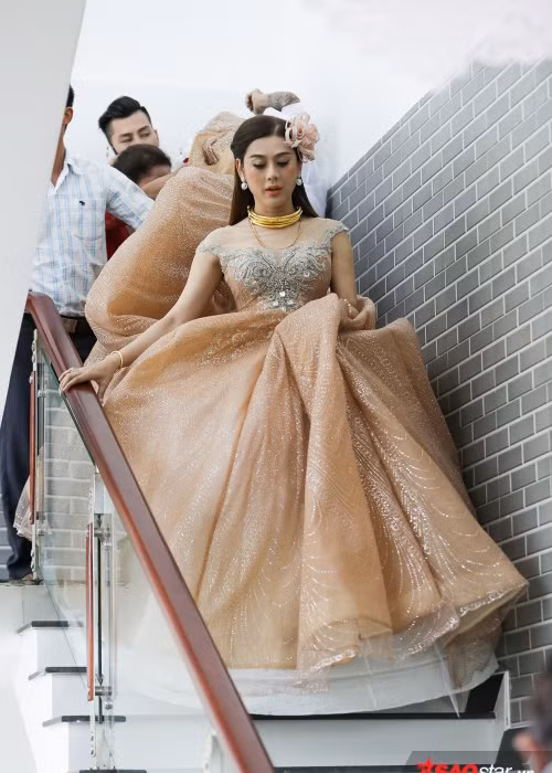 Lâm Khánh Chi và chồng thay trang phục để đón khách mời tại một nhà hàng tiệc cưới. Ảnh: Saostar