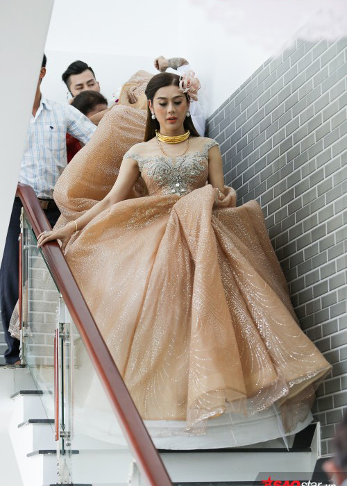 Lâm Khánh Chi và chồng thay trang phục để đón khách mời tại một nhà hàng tiệc cưới. Ảnh: Saostar