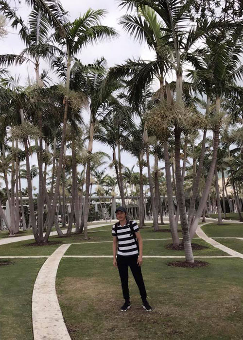 Sao Việt Hoài Linh viết trên trang cá nhân: “Mệt nhưng phải cày và cười”.