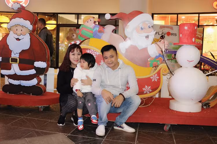 Vợ chồng danh hài Tự Long đưa con gái đi đón Giáng sinh sớm.