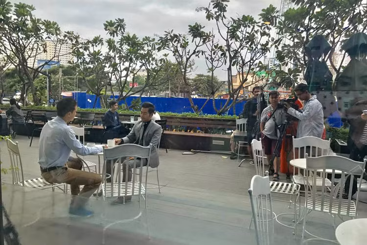 Ngọc Lan ghi lại khoảnh khắc ông xã Thanh Bình đang đóng phim.