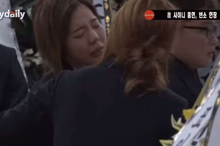 Sunny (Girls’ Genernation) đau lòng trước sự ra đi ở tuổi 27 của Jonghyun (Shinee). Ảnh: Mydaily