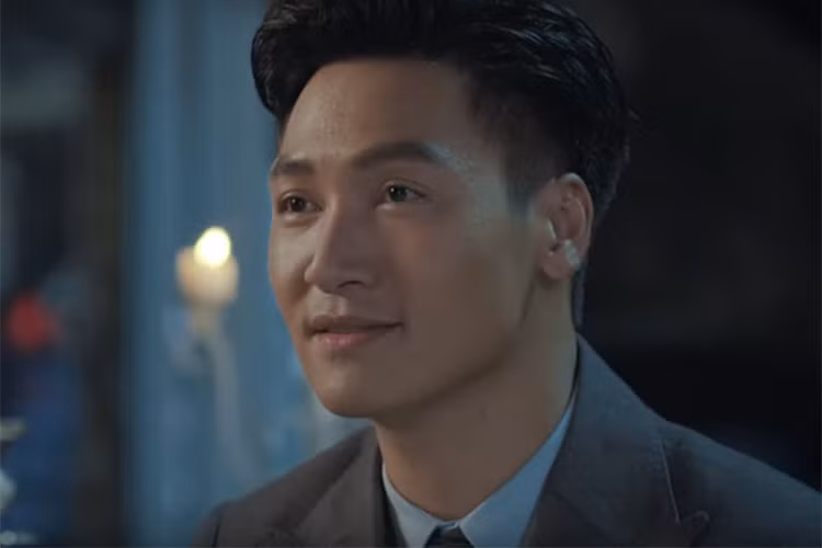 Đóng vai Đăng - con trai ông Quang trong “Cả một đời ân oán” là Mạnh Trường. Anh nổi lên với loạt phim “Bí mật Tam giác vàng”, “Zippo, Mù tạt và Em”...