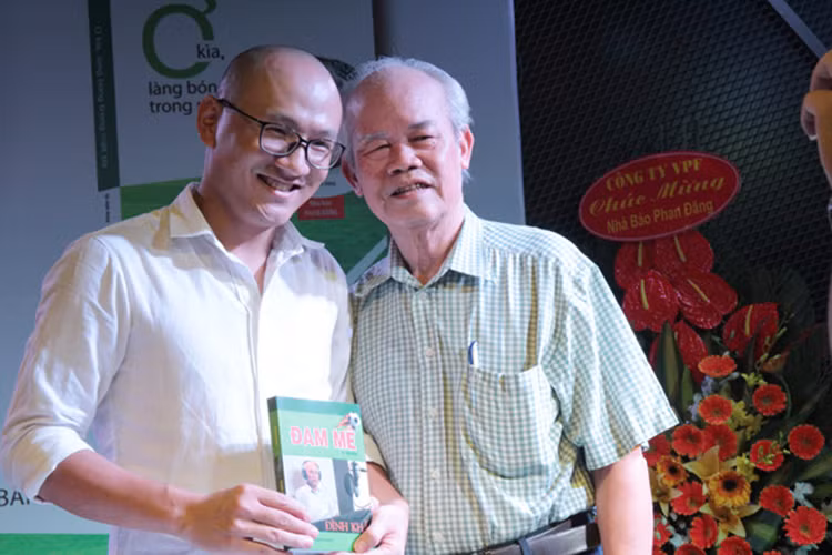 Nhà báo Phan Đăng còn từng viết về văn hóa và sáng tác. Năm 2016, anh ra mắt cuốn sách về bóng đá mang tên “Ơ kìa, làng bóng trong mắt tôi”. Ảnh: Zing