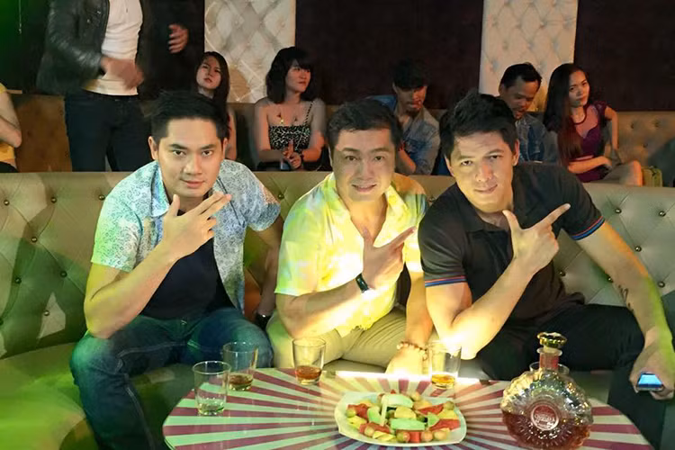 Nhiều ý kiến cho rằng Minh Luân đang ám chỉ hình ảnh Bình Minh và Trương Quỳnh Anh lan truyền trên mạng xã hội chỉ là hình ảnh hậu trường trong phim. Ảnh: FBNV