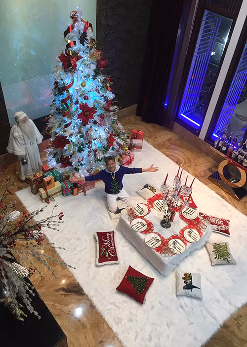 Mr Đàm đã mua loạt phụ kiện Giáng sinh từ nước ngoài và tự tay chăm chút cho biệt thự tại TP HCM.