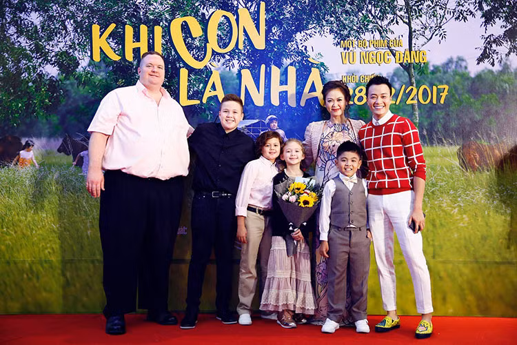 Lương Mạnh Hải tươi rói ngày ra mắt bộ phim điện ảnh mà anh đóng vai chính.