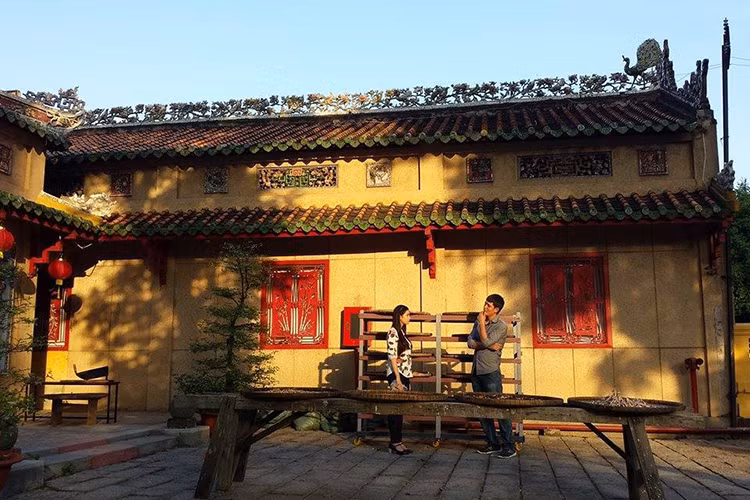 Đây là một trong những phân cảnh lãng mạn giữa Trương Quỳnh Anh và Bình Minh trong “Thề không gục ngã”. Ảnh: HTV