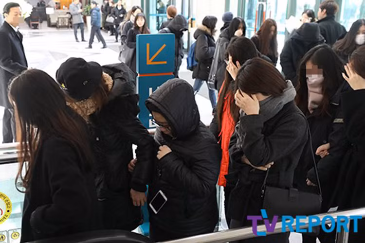 Đoàn người xếp hàng viếng nam ca sĩ quá cố. Ảnh: asiane