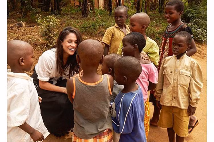 Hình ảnh nữ diễn viên sinh năm 1981 vui đùa cùng các em nhỏ trong một chuyến đi từ thiện vào năm 2016.