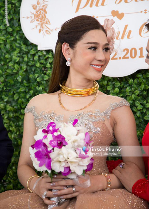 Nữ ca sĩ đeo 6 chiếc kiềng vàng được nhà trai tặng trong lễ rước dâu. Ảnh: Saostar