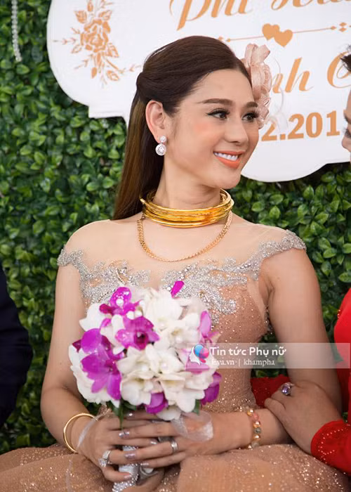 Nữ ca sĩ đeo 6 chiếc kiềng vàng được nhà trai tặng trong lễ rước dâu. Ảnh: Saostar