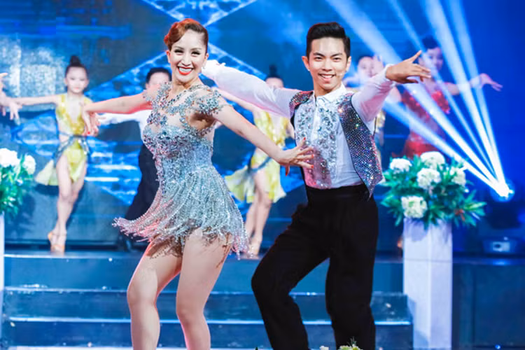 “Ngày chung đôi của chúng tôi chỉ là mở đầu cho hành trình tình yêu lâu dài sau này, quan trọng nhất vẫn là tình cảm vẫn phải nguyên vẹn, ngọt ngào. Tiết mục của vợ chồng tôi trên sân khấu cũng là lời chúc phúc cho tất cả cặp đôi sắp về chung một nhà trong mùa cưới năm nay", Phan Hiển chia sẻ.