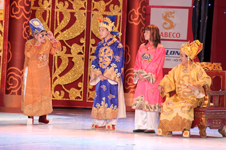 Hình ảnh Quốc Khánh bên Công Lý, Tự Long và Chí Trung trong Táo quân năm 2011. Ảnh: Công Lý