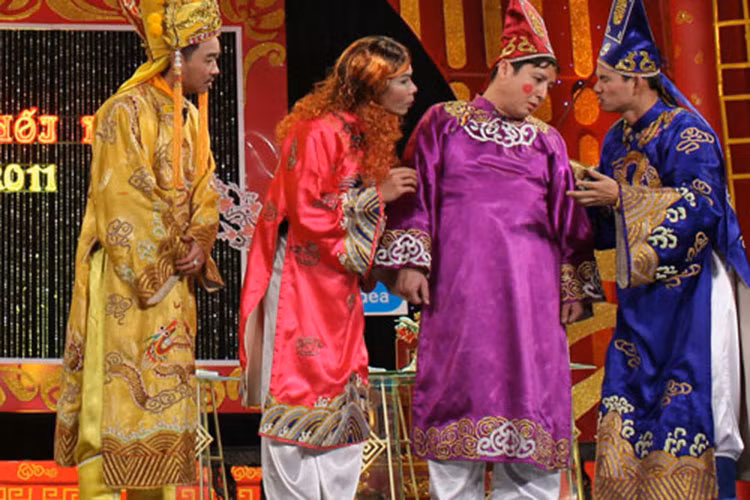 Trong buổi chầu năm 2011, Táo Giao thông (Chí Trung) khiến khán giả cười nghiêng ngả với bài hát “Làn giao thông” được chế từ ca khúc “Da nâu” của Phi Thanh Vân. Ảnh: Người lao động