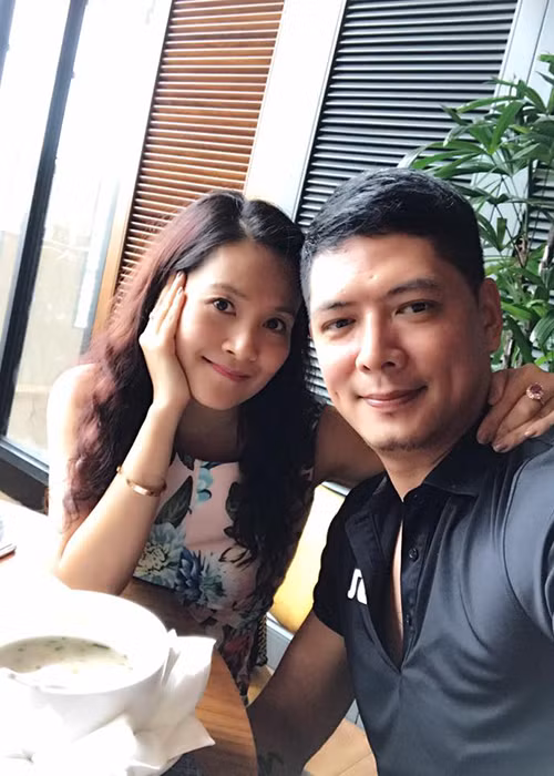 Bình Minh lên tiếng còn Trương Quỳnh Anh giữ im lặng. Về phía bà xã Bình Minh - doanh nhân Anh Thơ, cô tỏ ra không mấy quan tâm đến lùm xùm của chồng. Doanh nhân Anh Thơ cho biết, cô nghĩ loạt ảnh chỉ liên quan đến công việc của chồng. Ảnh: FBNV