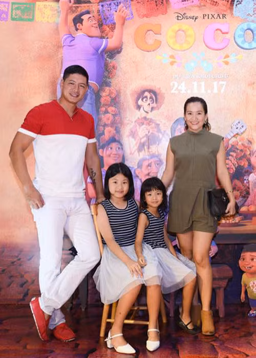 Thời điểm Bình Minh vướng ồn ào với Thanh Thảo, doanh nhân Anh Thơ khôn khéo lên tiếng bảo vệ chồng. Cho đến nay, Anh Thơ vẫn được xem là người vợ tuyệt vời. Cô và Bình Minh hiện có hai cô con gái xinh xắn. Ảnh: FBNV