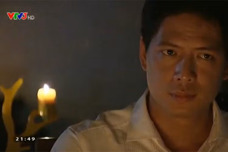 Ngoài bị chê diễn hời hợt, Bình Minh còn bị nhận xét là có giọng nói thiếu cảm xúc, đều đều. Trước những ý kiến trái chiều về vai diễn của mình trong “Những ngọn nến trong đêm” phần 2, anh giữ im lặng. Ảnh: VTV
