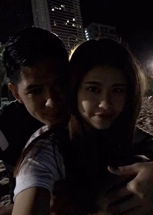 Trước nghi vấn tình cảm với Trương Quỳnh Anh, Bình Minh vừa lên tiếng. Chia sẻ với Zing, anh khẳng định những hình ảnh đó chỉ là hình hậu trường trong phim “Thề không gục ngã” mà anh và Trương Quỳnh Anh đóng chung. Phim đã lên sóng năm 2015. Ảnh: Zing 