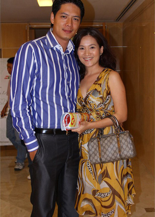 Thanh Thảo còn công bố nhiều chi tiết chứng tỏ cô và Bình Minh là một cặp như: mặc áo đôi, dùng đồng hồ thắt lưng đôi. Tuy nhiên, khi mối quan hệ với Thanh Thảo trở nên ầm ĩ trên báo chí, Bình Minh khẳng định rằng anh đang rất hạnh phúc bên vợ con của mình. Ảnh: Thế giới văn hóa