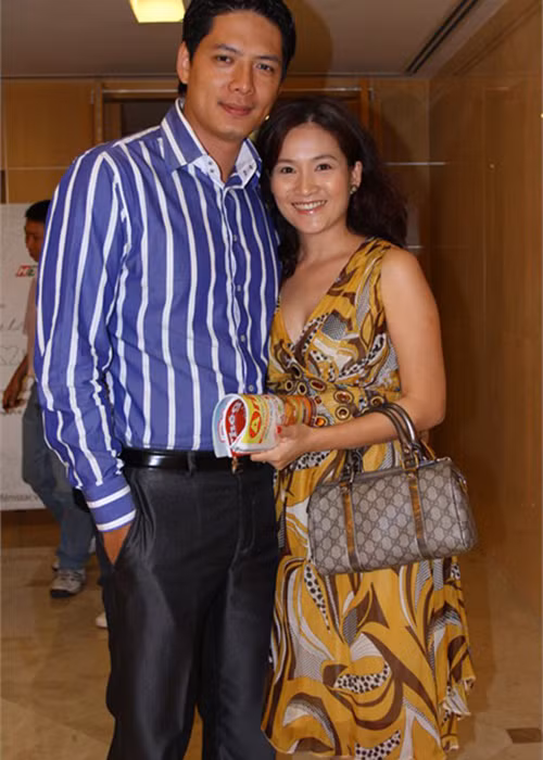 Thanh Thảo còn công bố nhiều chi tiết chứng tỏ cô và Bình Minh là một cặp như: mặc áo đôi, dùng đồng hồ thắt lưng đôi. Tuy nhiên, khi mối quan hệ với Thanh Thảo trở nên ầm ĩ trên báo chí, Bình Minh khẳng định rằng anh đang rất hạnh phúc bên vợ con của mình. Ảnh: Thế giới văn hóa