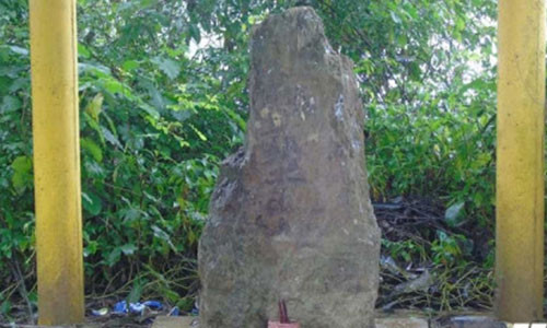 Hòn đá được đồn thổi là biết đi và diệt trừ ma quỷ ở Huế - Ảnh: Xuân Trường.