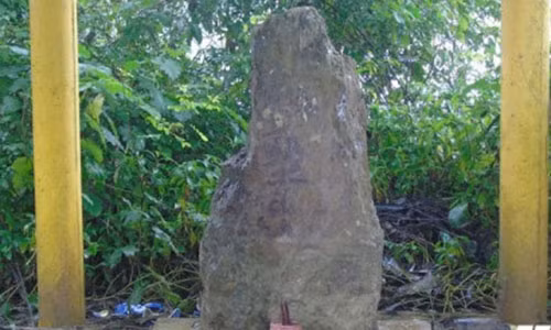 Hòn đá được đồn thổi là biết đi và diệt trừ ma quỷ ở Huế - Ảnh: Xuân Trường.